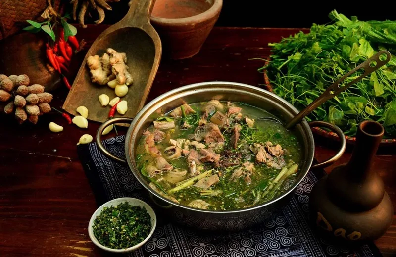 Thưởng thức thắng cố nóng hổi tại phiên chợ vùng cao là trải nghiệm văn hóa khó quên đối với du khách.