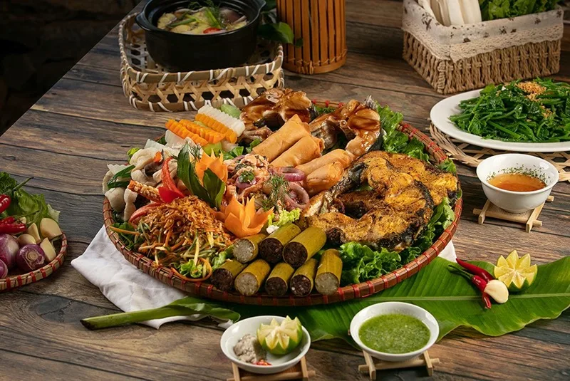 Mâm cơm đậm chất ẩm thực Tây Bắc với sự kết hợp hài hòa giữa các món nướng và xôi nếp nương.