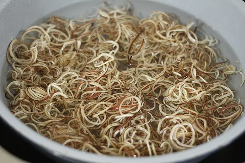 Ngâm hoa chuối đã thái vào nước pha chanh và muối giúp hoa chuối trắng giòn, không bị thâm.