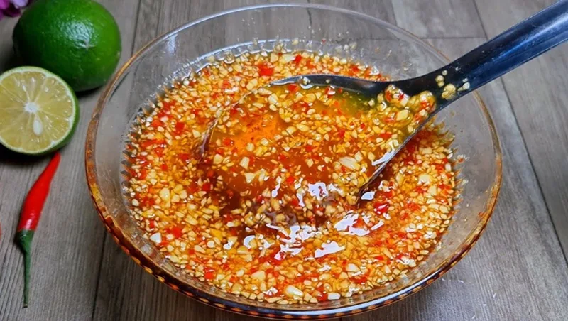 Nước trộn nộm pha theo tỷ lệ chua - mặn - ngọt cân bằng.