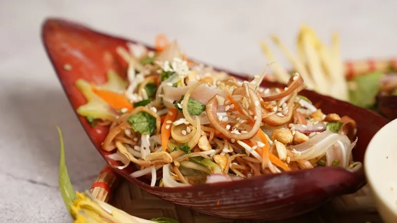 Trộn nhẹ tay các nguyên liệu và rắc lạc rang sau cùng để giữ độ giòn.