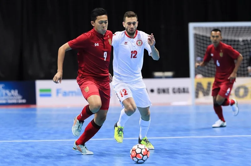 Trận đấu Futsal diễn ra với tốc độ cao trên mặt sân trong nhà.