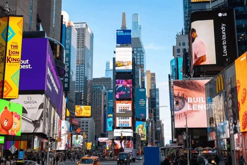 Những màn hình quảng cáo LED khổng lồ rực rỡ sắc màu biến Times Square thành không gian ánh sáng không ngủ.