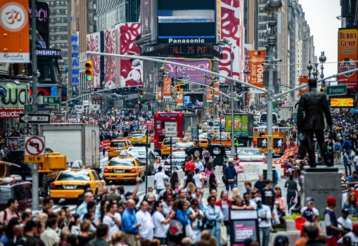 Khám phá các chương trình nhạc kịch đỉnh cao tại đại lộ Broadway ngay sát khu vực quảng trường.