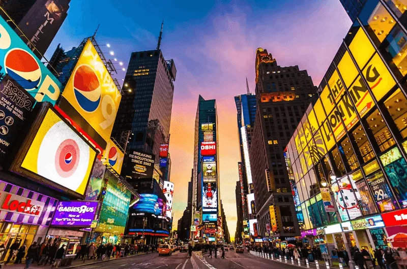 Quảng trường Thời Đại nằm tại giao lộ Broadway và Seventh Avenue, biểu tượng sầm uất giữa lòng New York.