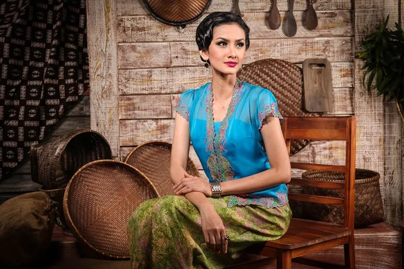 Kebaya tôn vinh vẻ đẹp thanh lịch, nữ tính và duyன்ற dáng của người phụ nữ Indonesia.