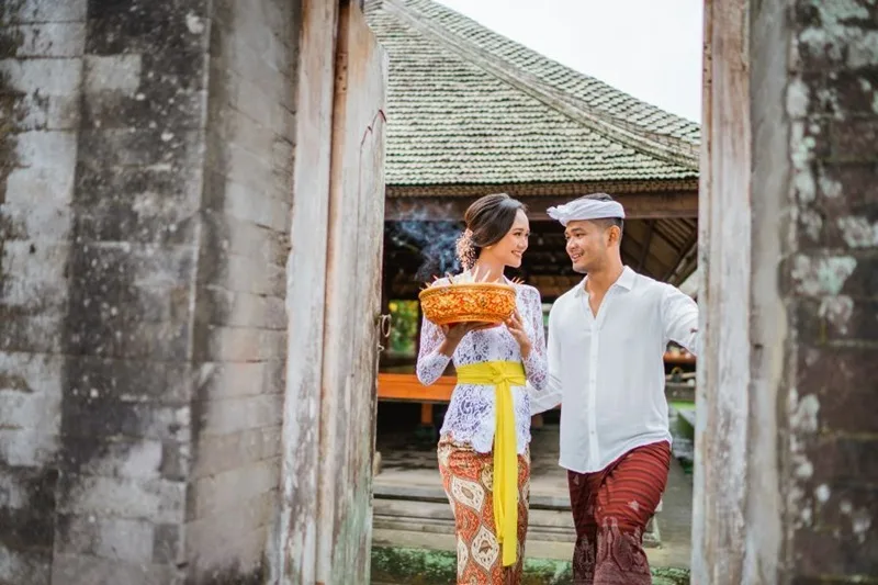 Trang phục truyền thống Bali rực rỡ thường xuất hiện trong các nghi lễ đền thờ và lễ hội văn hóa.